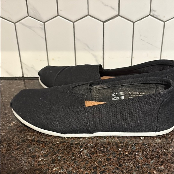 4/$20 Ardene Crossed Vamp Canvas Slip-On Sneakers - size 6 - Picture 5 of 9